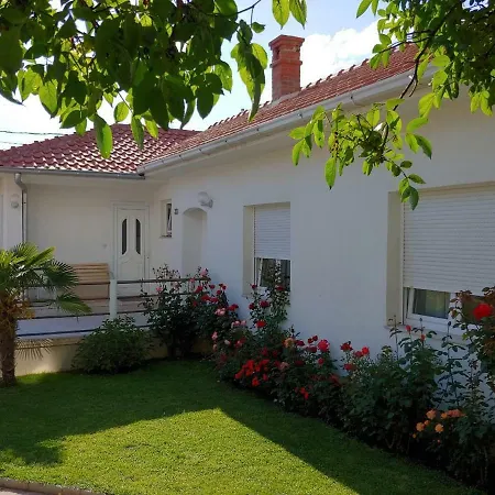 Tulipan - With Free Private Parking Garage Appartement